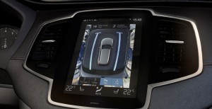The all-new XC90 also features a 360° Surround view that gives the driver a bird’s-eye view, an overview of the surrounding area, seen from a point above the car. The bird’s-eye view is enabled by four concealed fish-eye cameras – one integrated into the front, one integrated in each of the door mirrors and one fitted above the rear number plate. The image illustrates the bird view in the touch screen.