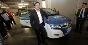 Mayor Gustavo Petro Urrego with one of Bogota’s BYD e6 taxis