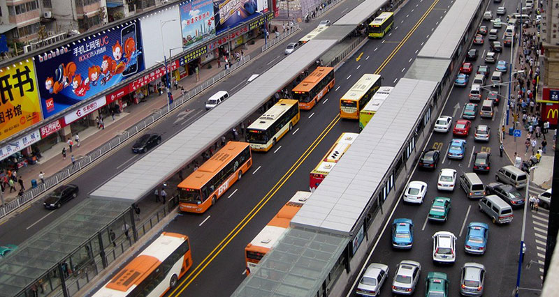 More comfortable, faster boarding and alighting thanks to ZF low-floor chassis systems: Bus Rapid Transit for instance in the Chinese megacity Guangzhou.  Photo: ZF