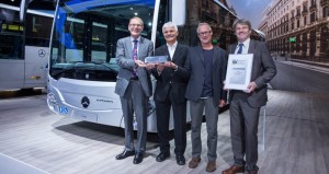 From left to right: Hartmut Schick, Head of Daimler Buses; Wolfgang Tschakert, organiser IBC-test; Lutz Gerritzen, editor-in-chief Bus-Fahrt; Jörg Montag, publishing manager Stünings Verlag