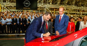 Big day for the Spanish plant in Zaragoza: King Felipe VI was present and even signed the first Opel Mokka to roll off the production line. On the right: Michael Lohscheller, CFO Opel Group.